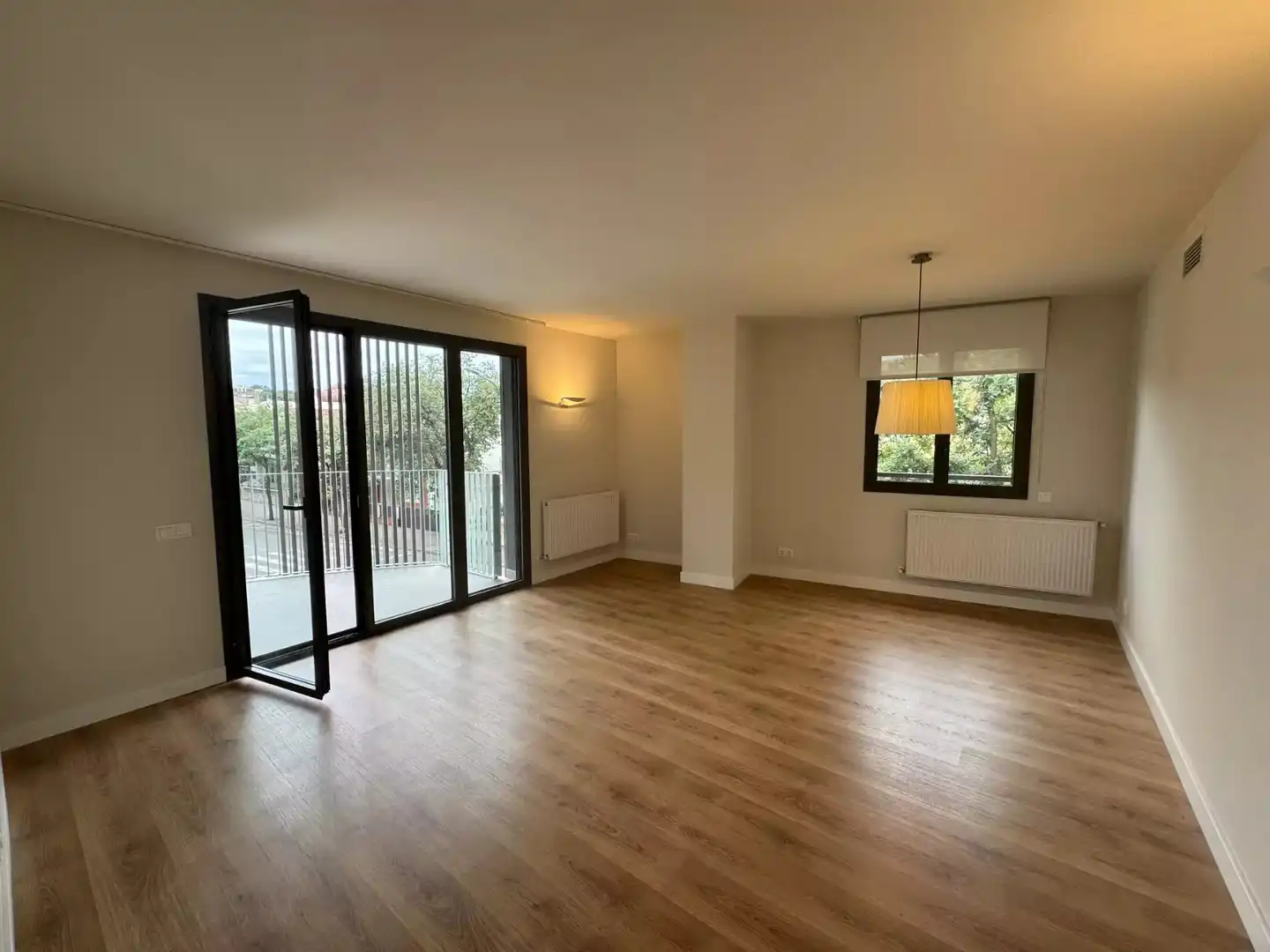 Sala d'estar de Pis de lloguer en Girona amb Aire condicionat, Calefacció i Parquet