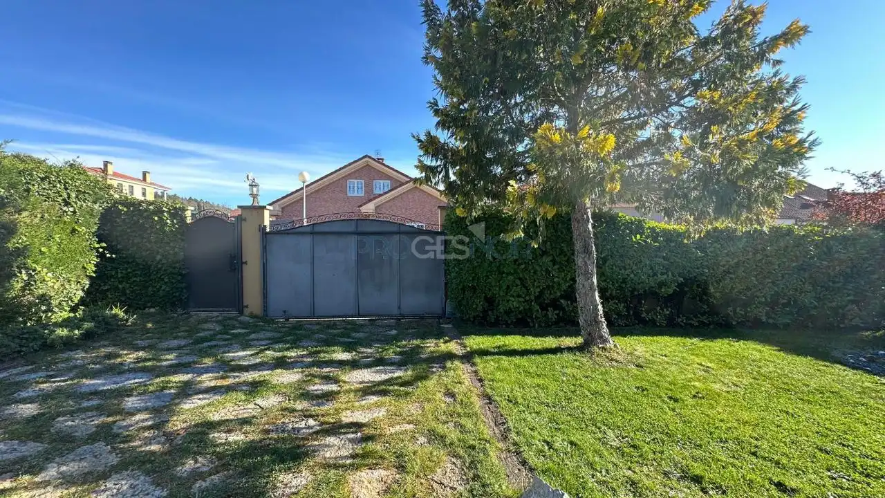 Vista exterior de Casa o chalet en venta en Sariegos con Calefacción, Jardín privado y Terraza