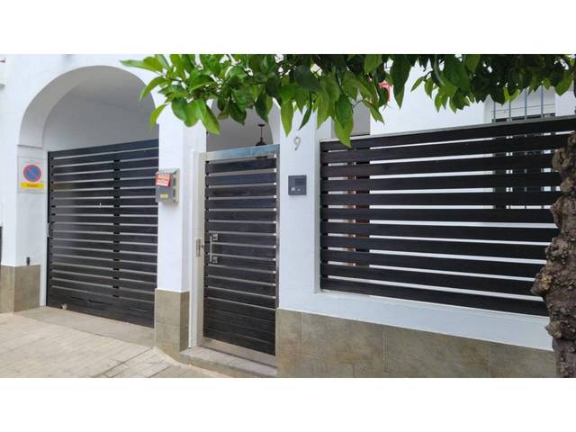 Casa adosada en Alquiler en Colores -  Entreparques