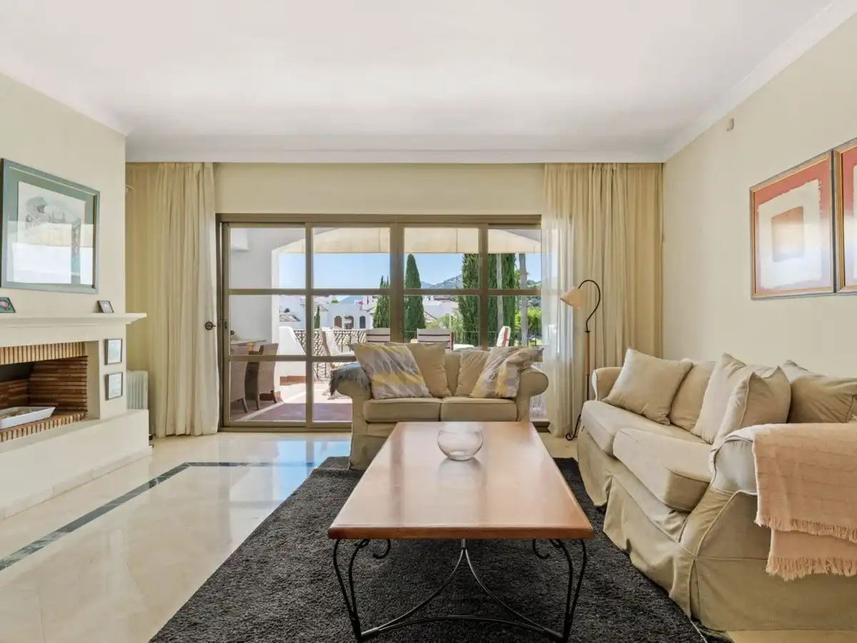 Sala de estar de Casa adosada en venta en Benahavís con Terraza y Piscina comunitaria