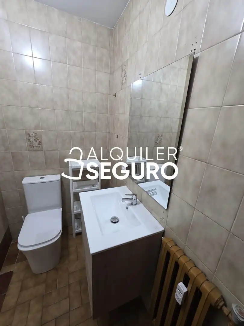 Baño de Piso de alquiler en Burgos con Calefacción, Terraza y Amueblado