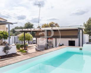 Vista exterior de Casa o xalet en venda en Riba-roja de Túria amb Aire condicionat, Calefacció i Jardí privat