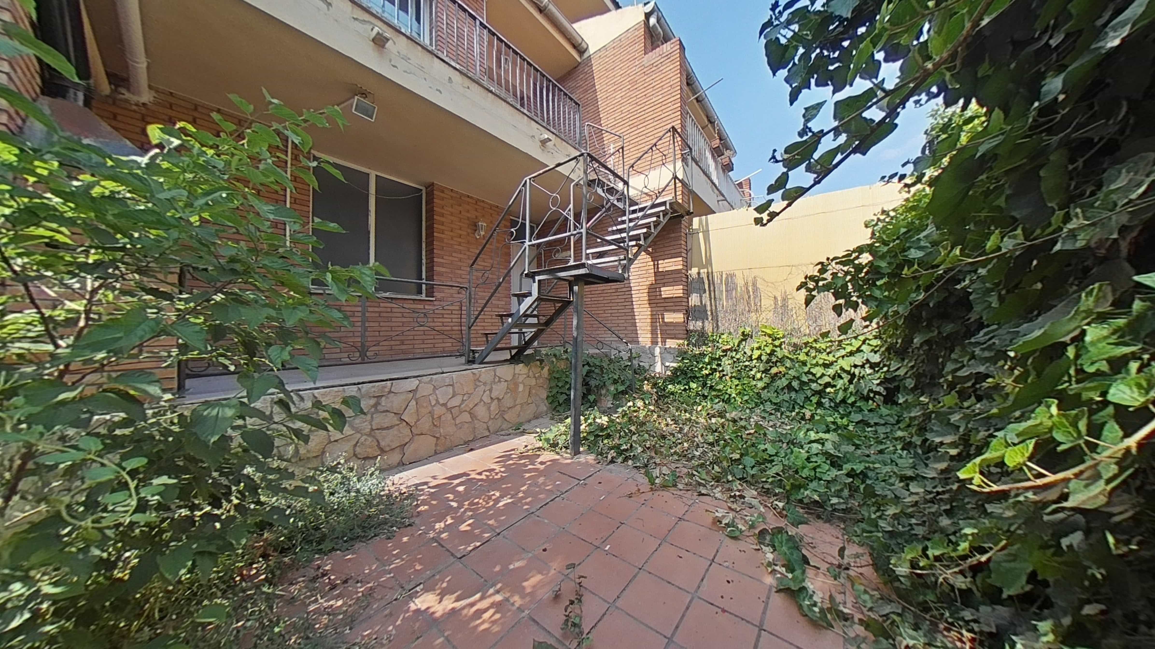 Vista exterior de Casa o xalet en venda en Tàrrega amb Jardí privat i Balcó