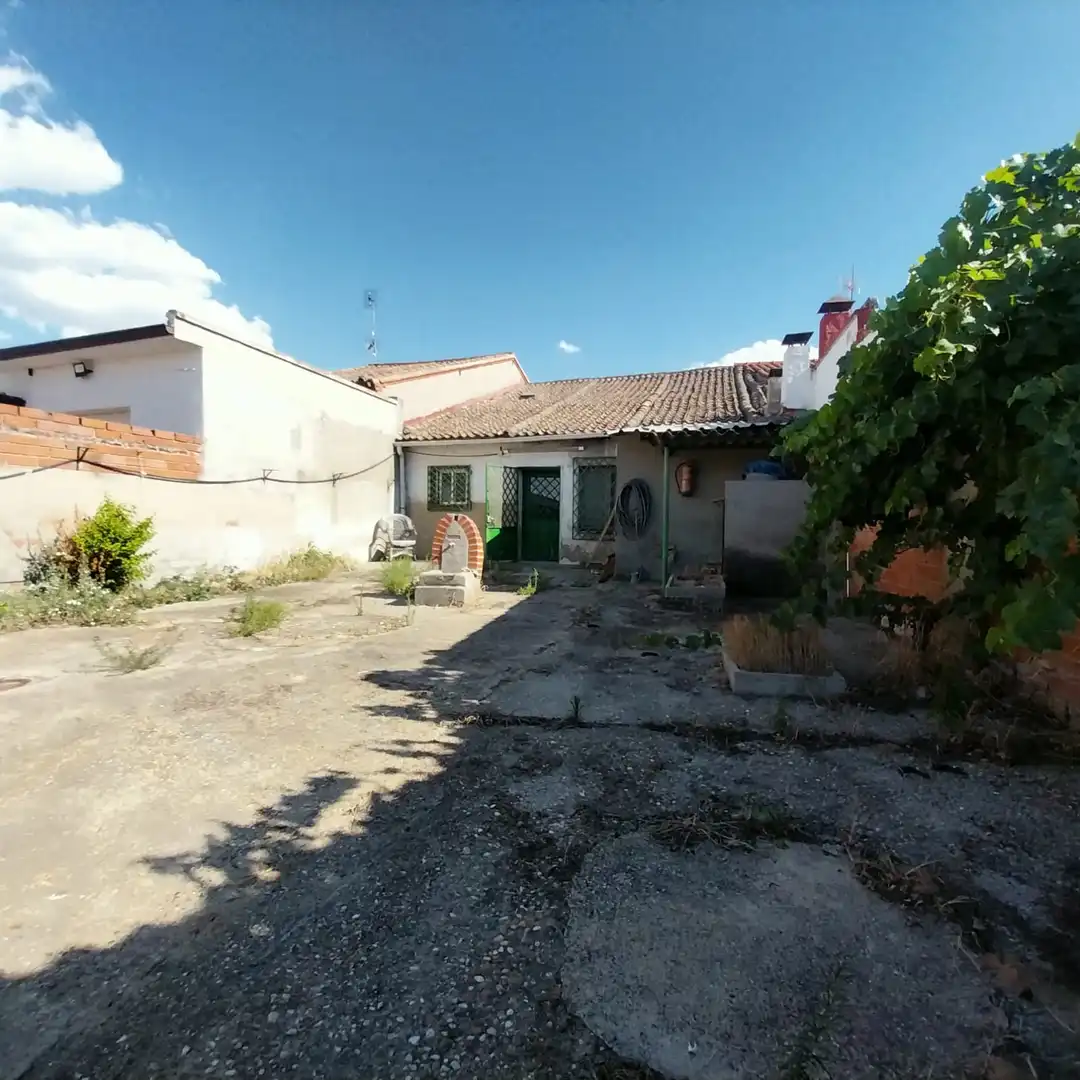 Vista exterior de Casa o xalet en venda en Matapozuelos amb Calefacció, Jardí privat i Terrassa