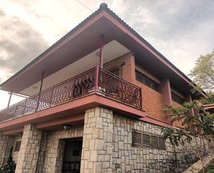 Exterior view of House or chalet for sale in Chiva  with Terrace, Swimming Pool and Balcony