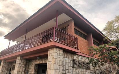 Exterior view of House or chalet for sale in Chiva  with Terrace, Swimming Pool and Balcony