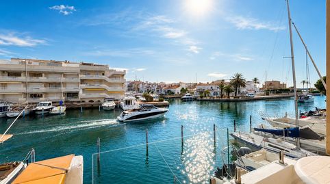 Casa de pescador recién renovada en la marina de Empuriabrava, con amarre privado de 11 metros y salida rápida al mar. Dispone de