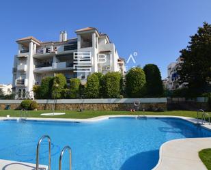 Vista exterior de Pis en venda en Marbella amb Aire condicionat, Terrassa i Piscina