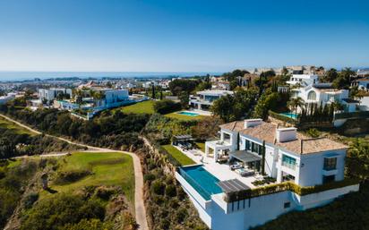 Vista exterior de Casa o xalet en venda en Benahavís amb Aire condicionat, Jardí privat i Terrassa