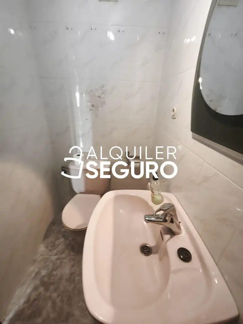 Badezimmer von Wohnung zur Miete in Zaragoza mit Heizung, Terrasse und Abstellraum