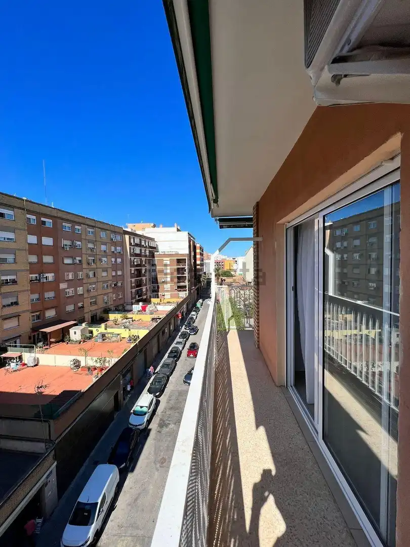 Vista exterior de Pis en venda en Valencia amb Balcó