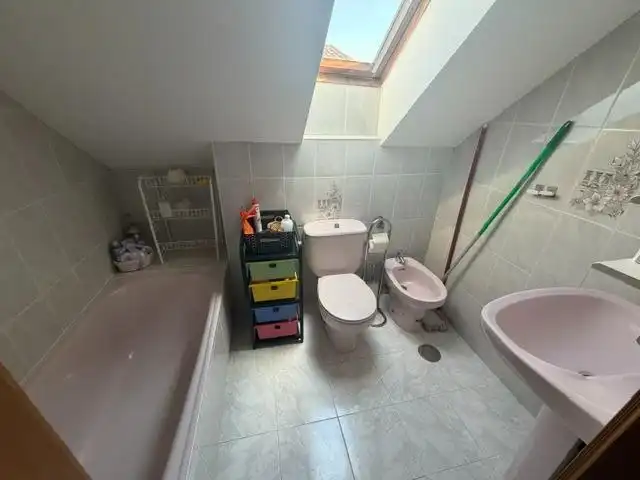 Bany de Dúplex en venda en León Capital  amb Calefacció i Parquet