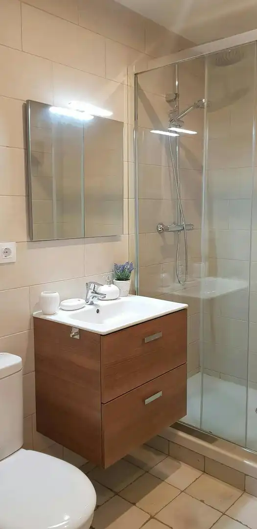 Baño de Piso de alquiler en Barcelona con Aire acondicionado, Calefacción y Lavadora