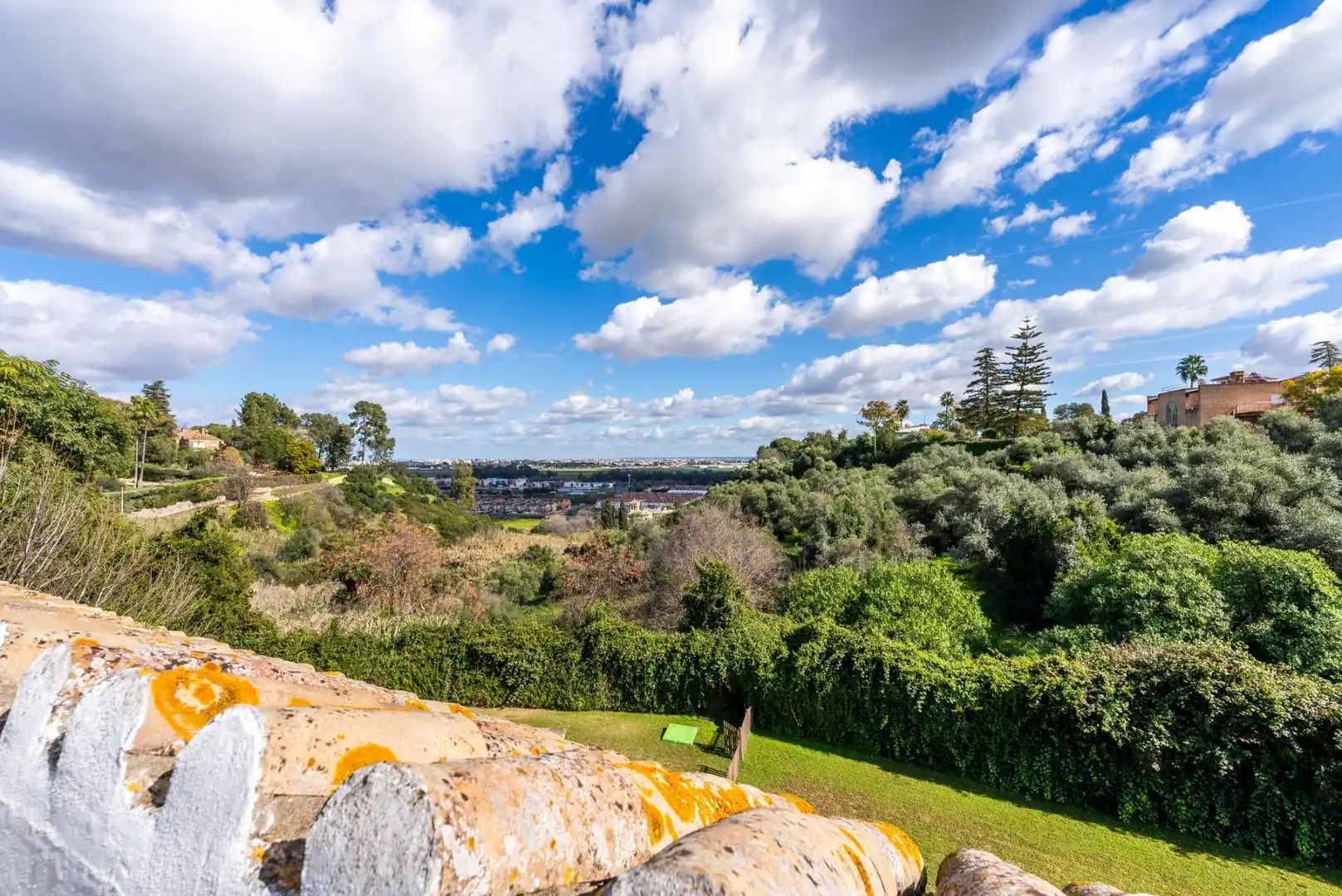 Vista exterior de Casa o xalet en venda en Mairena del Aljarafe amb Aire condicionat, Calefacció i Jardí privat