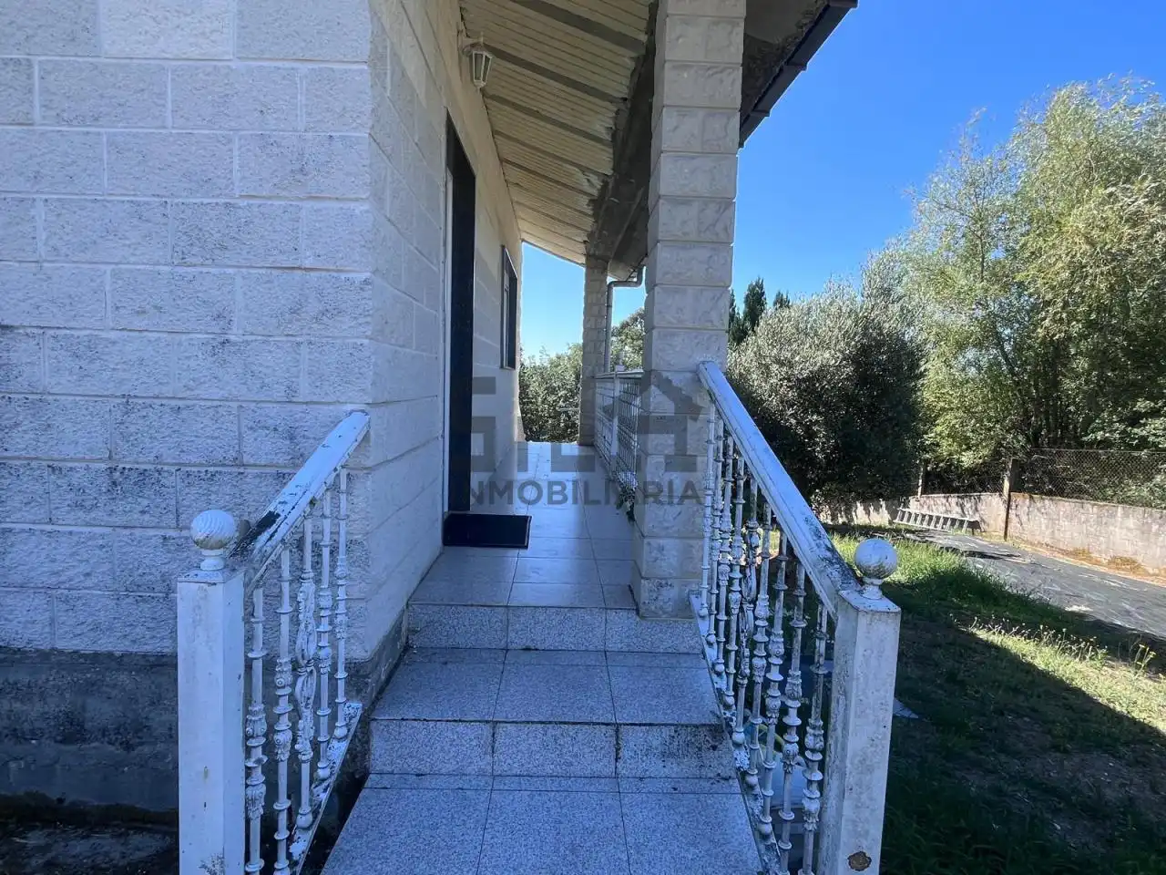 Vista exterior de Casa o xalet en venda en Ourense Capital  amb Calefacció, Jardí privat i Moblat