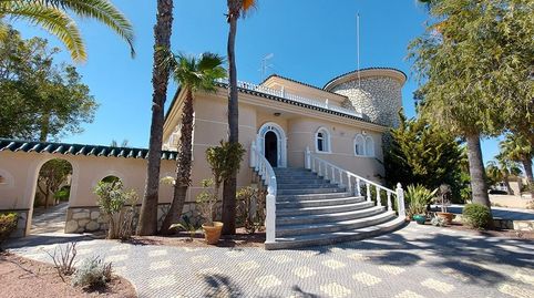 Estupenda villa con vistas al campo de golf y al mar.