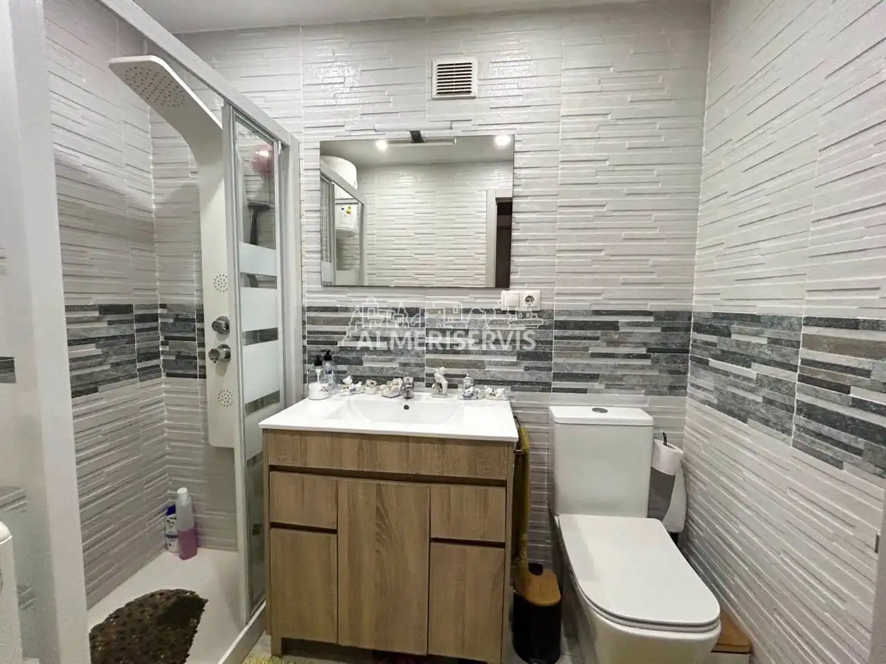 Baño de Piso en venta en Roquetas de Mar con Terraza y Amueblado