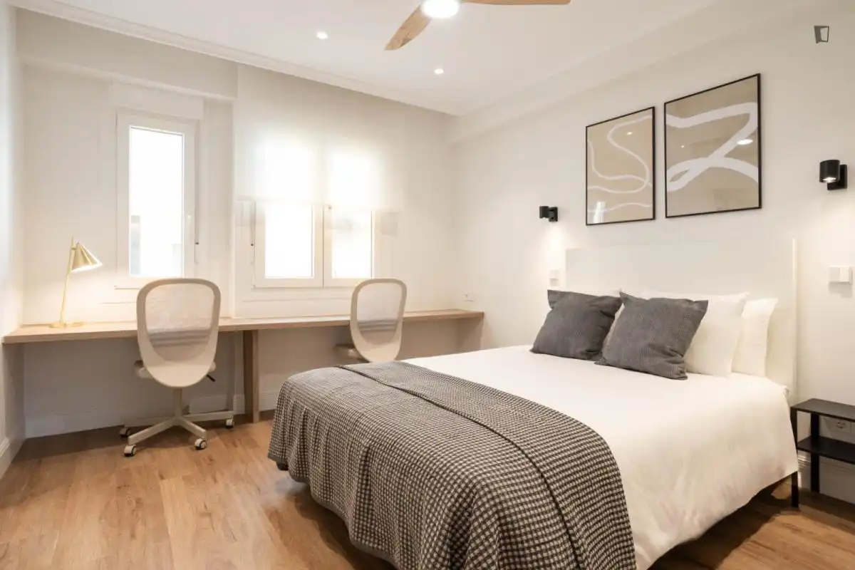 Dormitori de Apartament de lloguer en Madrid amb Aire condicionat, Calefacció i Moblat
