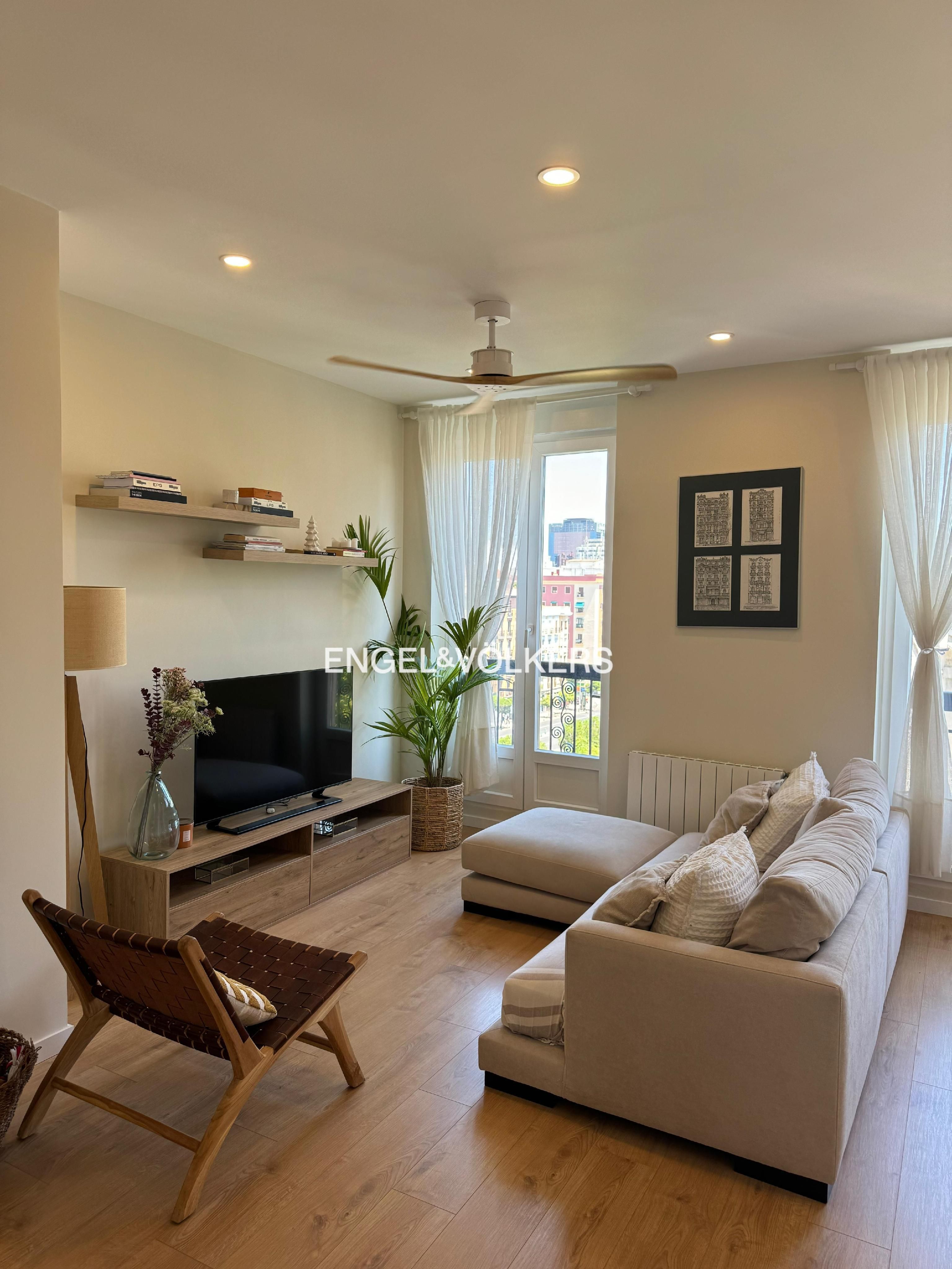 Sala d'estar de Apartament de lloguer en  Madrid Capital amb Calefacció, Parquet i Balcó