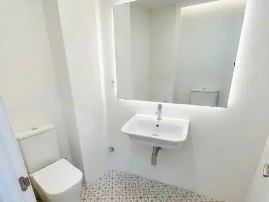 Baño de Local de alquiler en Madrid con Aire acondicionado, Calefacción y Amueblado
