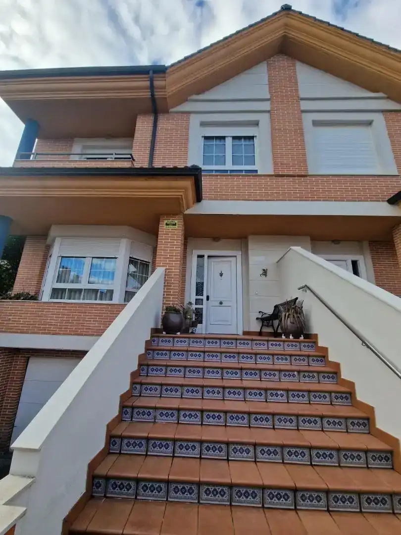 Vista exterior de Casa o chalet en venta en Villaquilambre con Piscina y Balcón