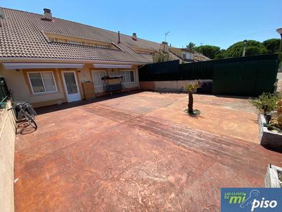 Vista exterior de Casa adosada en venda en Mojados amb Terrassa i Balcó