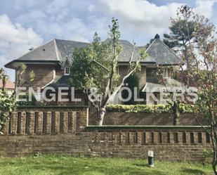 Vista exterior de Casa o xalet de lloguer en Esplugues de Llobregat amb Aire condicionat i Piscina