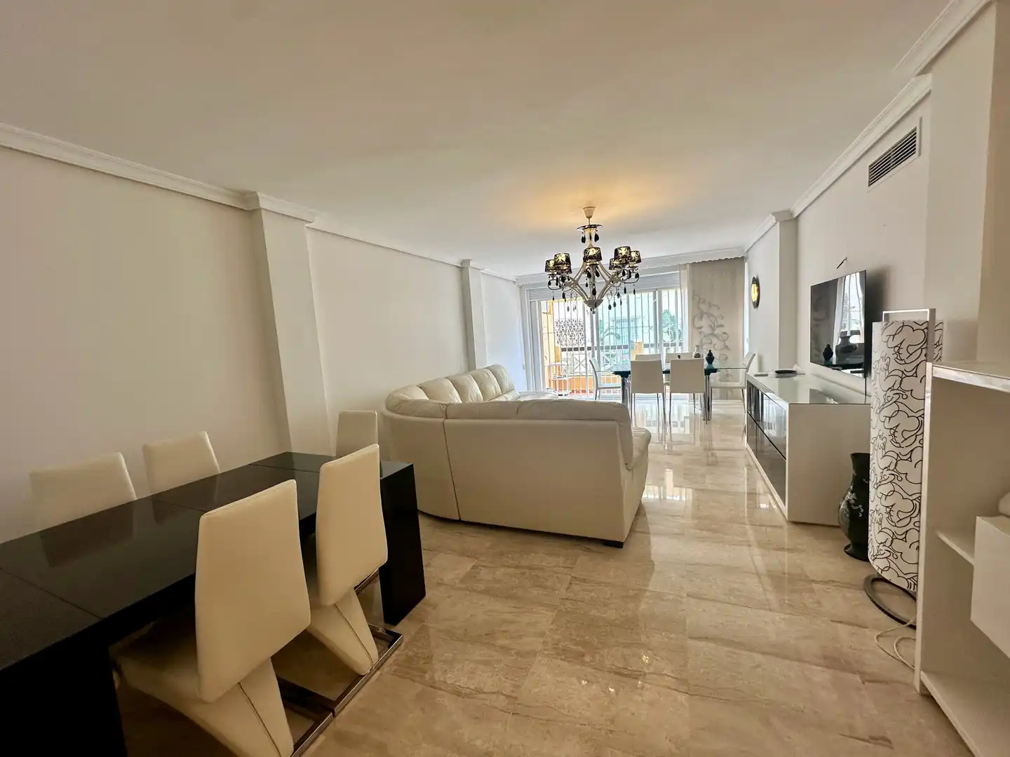Sala d'estar de Planta baixa de lloguer en Marbella amb Aire condicionat, Calefacció i Piscina