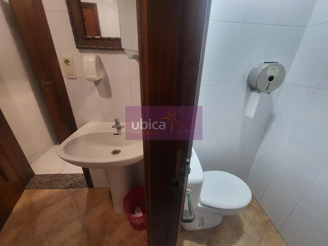 Bany de Local de lloguer en Salceda de Caselas amb Aire condicionat, Terrassa i Moblat