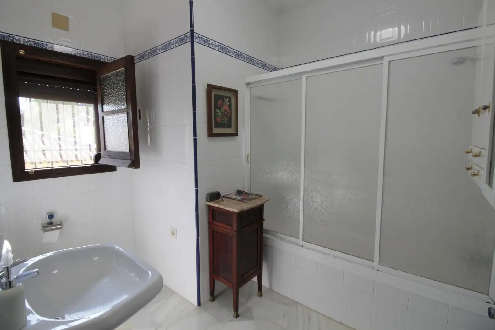 Baño de Casa o chalet en venta en El Castillo de las Guardas con Jardín privado, Trastero y Piscina