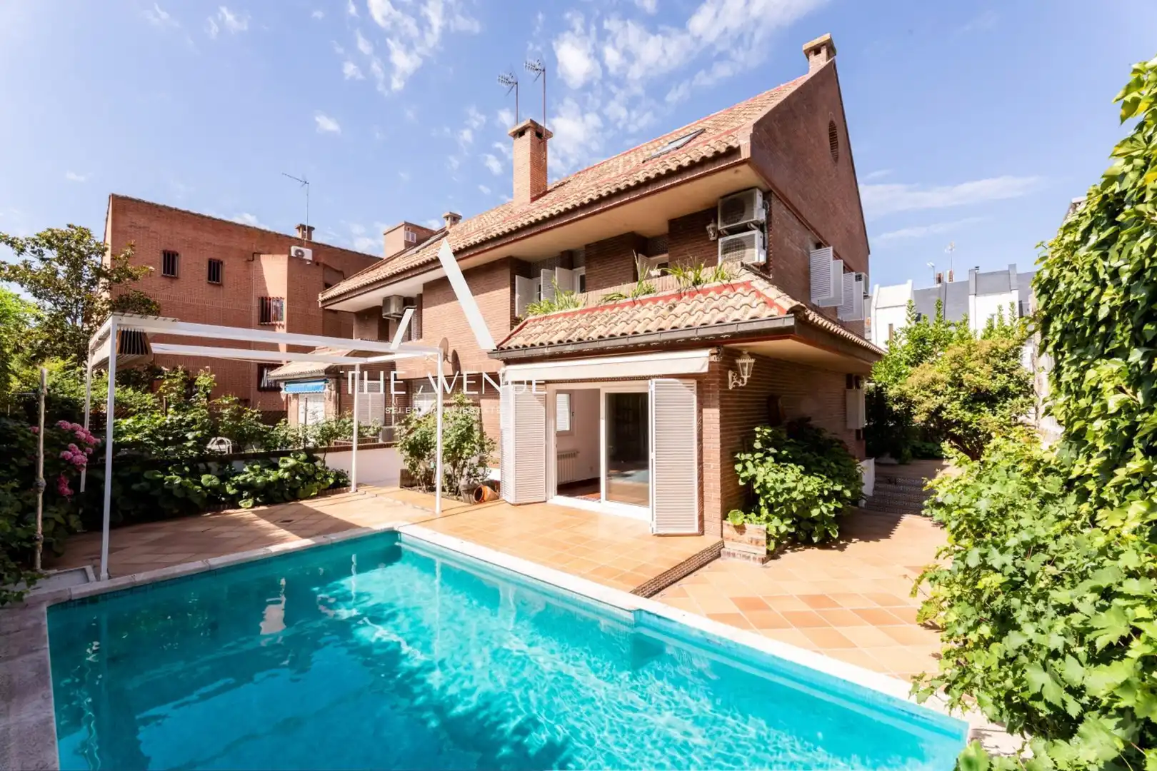 Vista exterior de Casa adosada en venda en Pozuelo de Alarcón amb Aire condicionat, Calefacció i Jardí privat