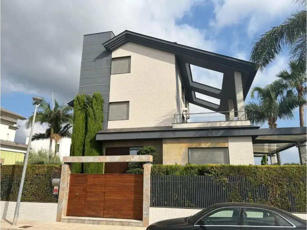 Vista exterior de Casa o xalet en venda en Gandia amb Aire condicionat, Jardí privat i Terrassa