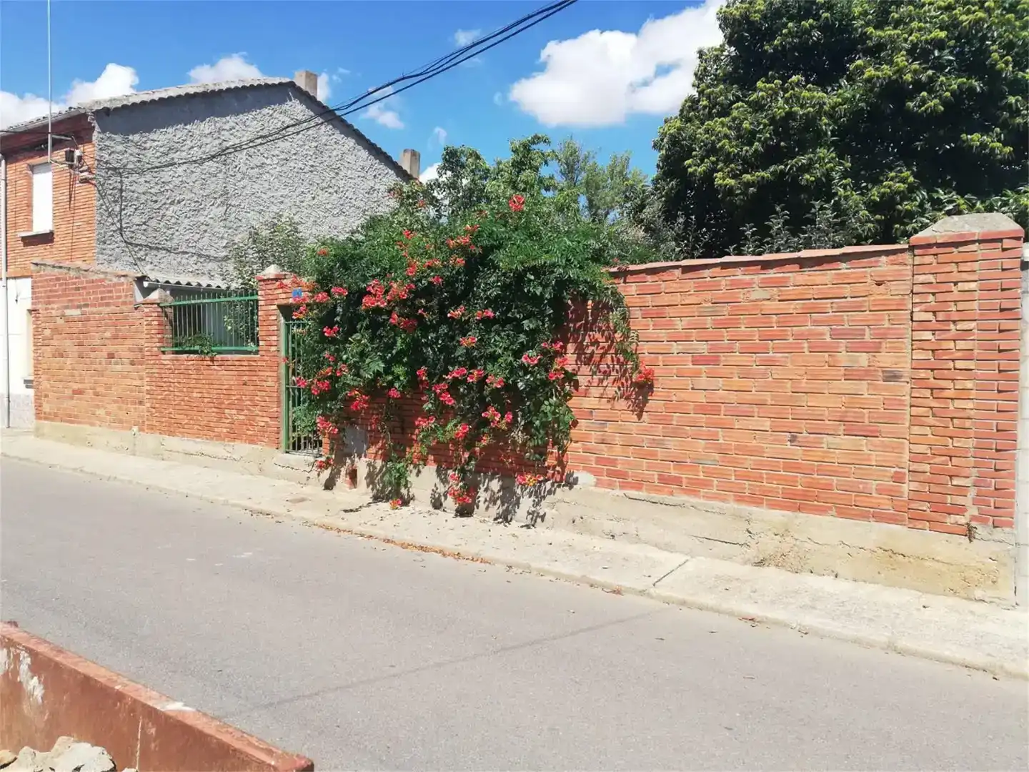 Vista exterior de Finca rústica en venda en Vega de Infanzones amb Jardí privat i Traster