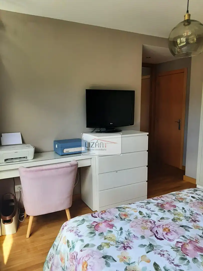Schlafzimmer von Wohnung zum Verkauf in Oviedo  mit Heizung, Parkett und Abstellraum
