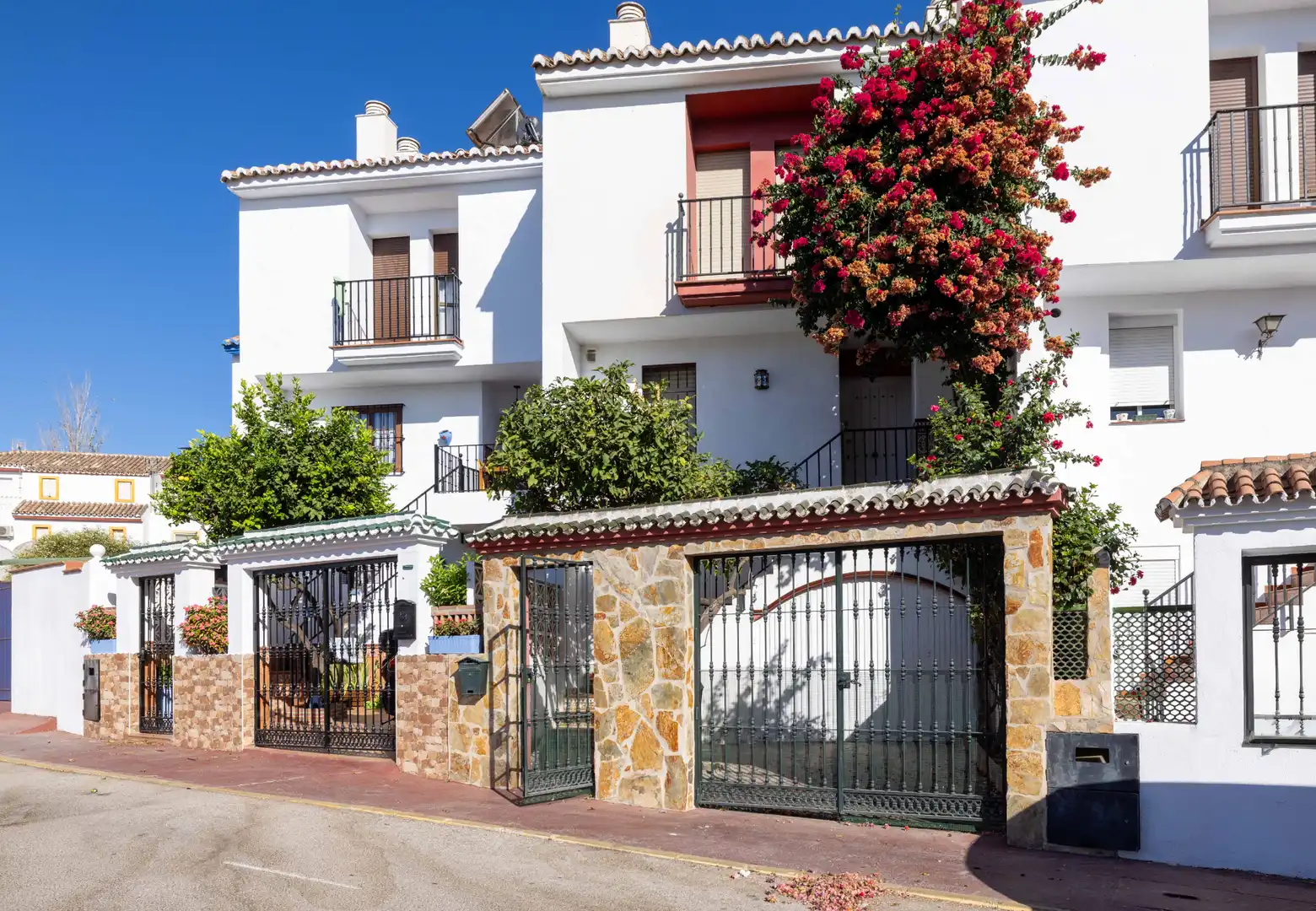 Vista exterior de Casa adosada en venda en Marbella amb Jardí privat, Terrassa i Traster