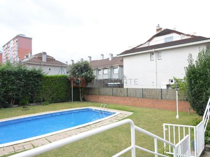 Piscina de Casa adosada en venda en Laredo amb Calefacció, Terrassa i Piscina