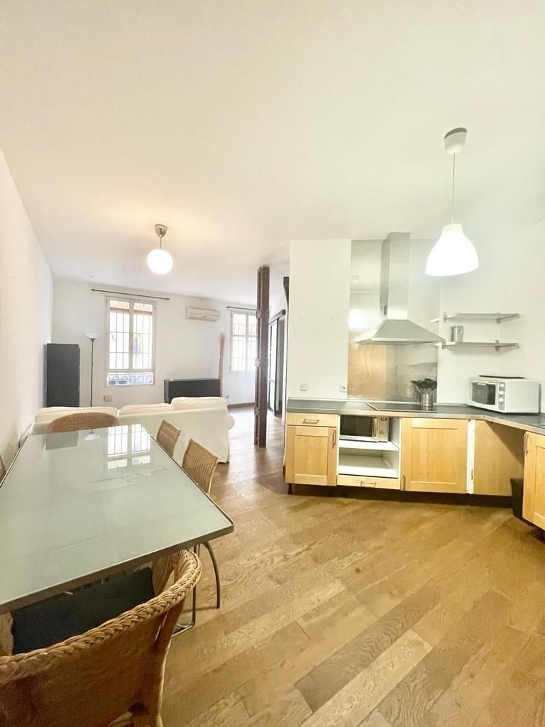 Cuina de Apartament de lloguer en  Madrid Capital amb Aire condicionat i Moblat
