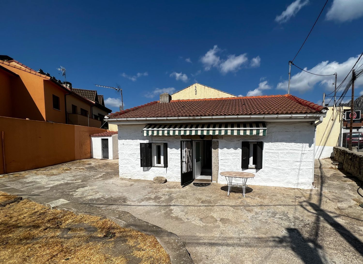 Vista exterior de Casa o xalet en venda en La Cabrera amb Calefacció, Jardí privat i Terrassa