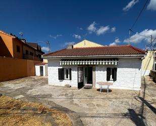 Vista exterior de Casa o xalet en venda en La Cabrera amb Terrassa