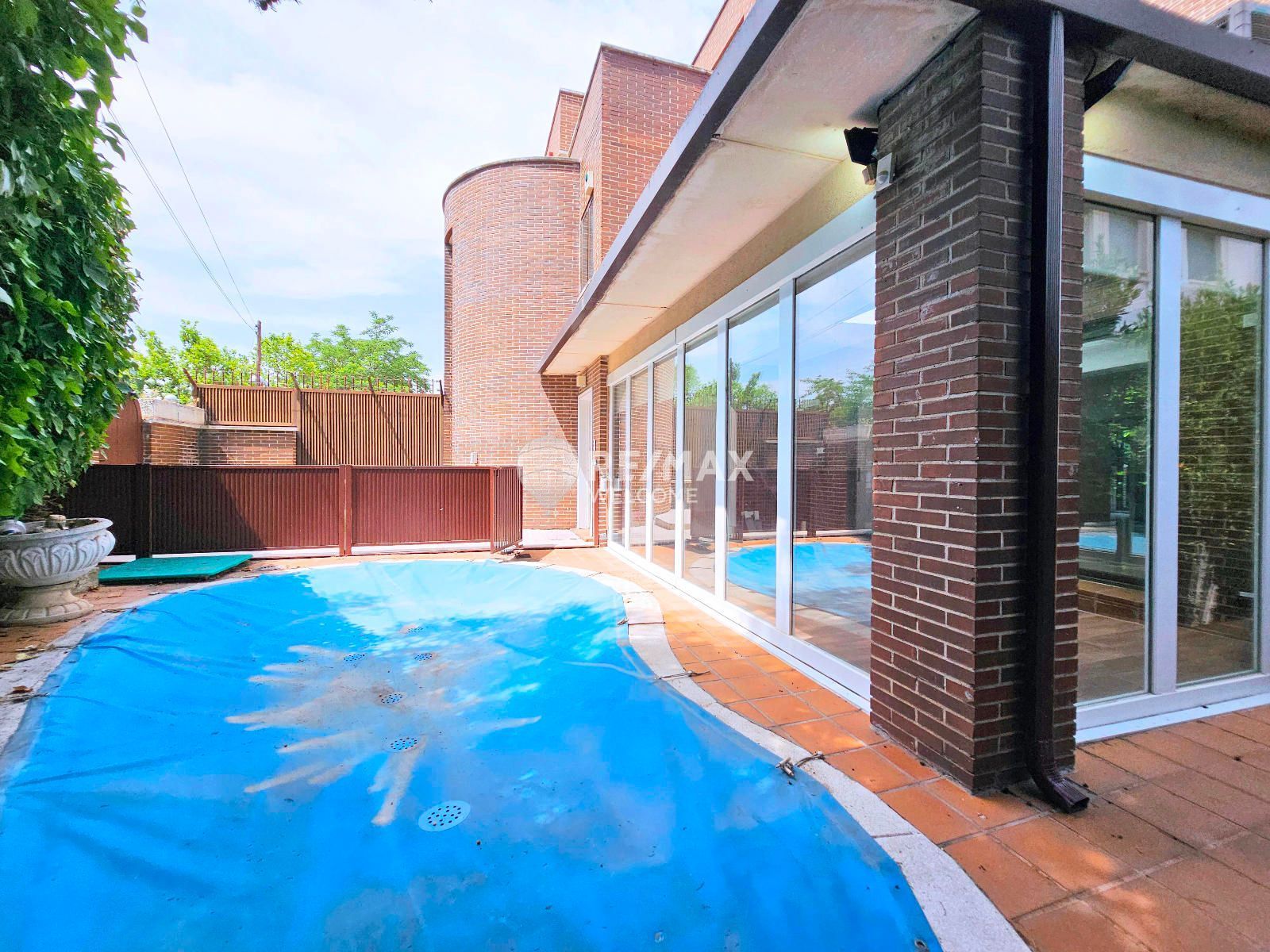 Swimming pool of Single-family semi-detached for sale in  Madrid Capital  with Air Conditioner, Heating and Terrace