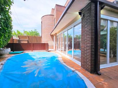 Piscina de Casa adosada en venda en  Madrid Capital amb Aire condicionat, Calefacció i Terrassa