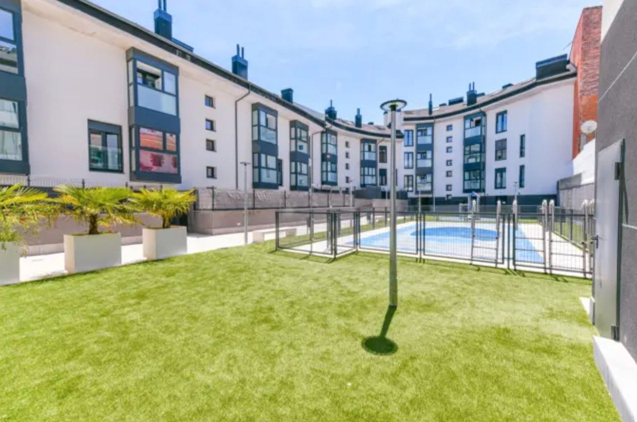 Vista exterior de Àtic en venda en Galapagar amb Aire condicionat, Calefacció i Jardí privat