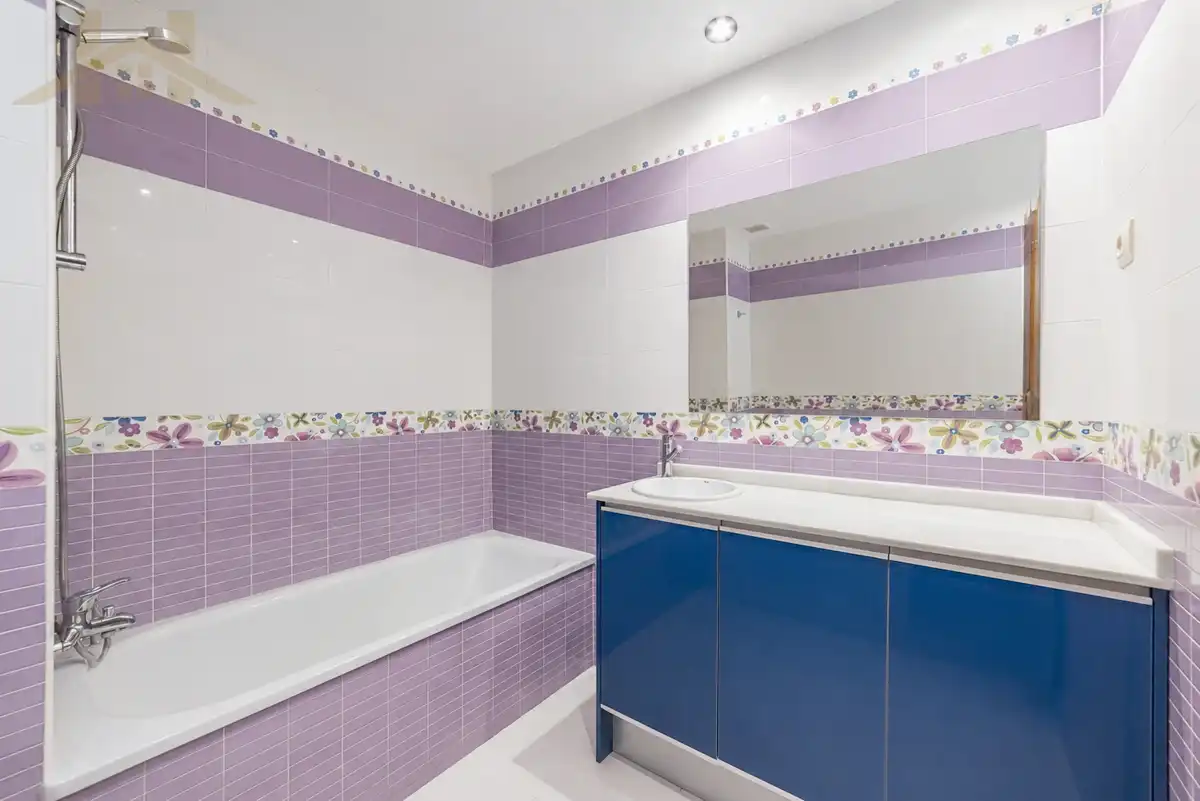 Badezimmer von Einfamilien-Reihenhaus zum Verkauf in Valdemoro mit Klimaanlage, Heizung und Privatgarten