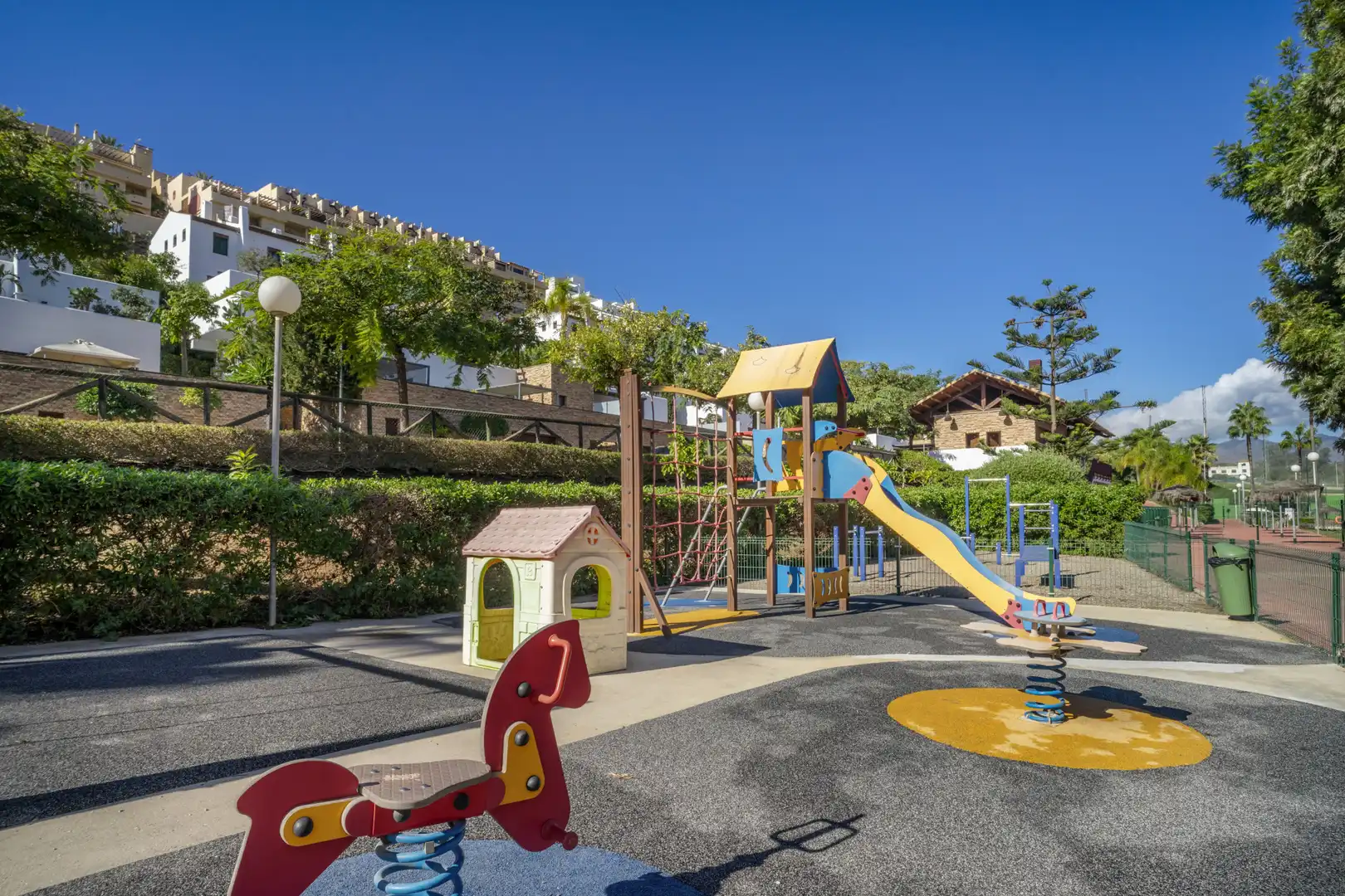 Außenansicht von Wohnungen zum Verkauf in Mijas mit Klimaanlage, Terrasse und Abstellraum