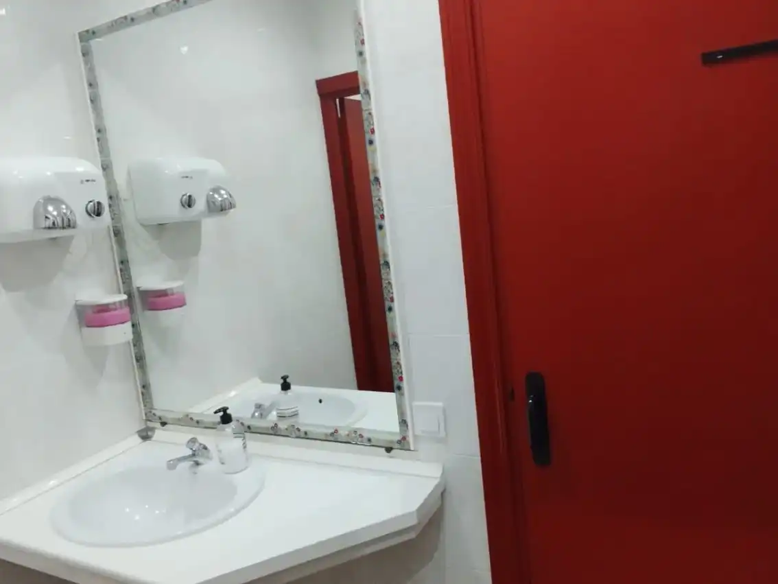 Bany de Local en venda en Cadalso de los Vidrios amb Calefacció i Moblat