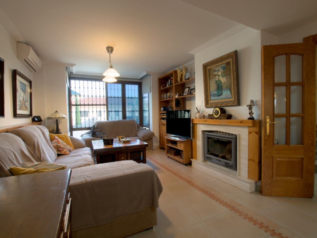Sala d'estar de Casa adosada en venda en Alhaurín de la Torre amb Jardí privat, Terrassa i Piscina