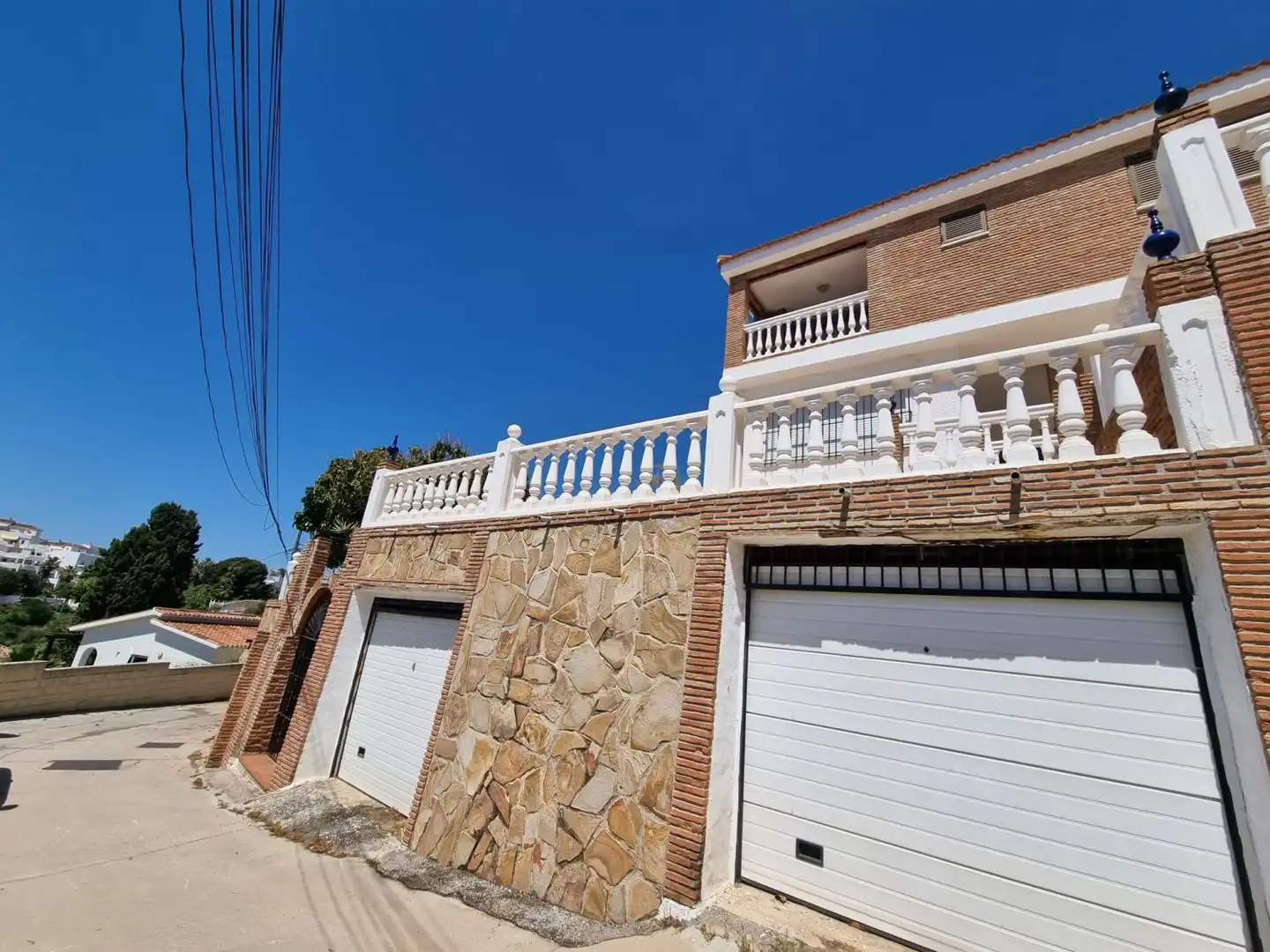 Vista exterior de Casa o xalet en venda en Fuengirola amb Jardí privat, Terrassa i Traster