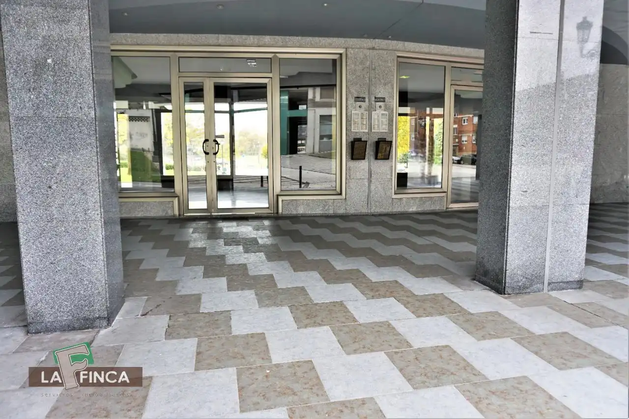 Apartament en venda en Oviedo  amb Calefacció, Traster i Moblat