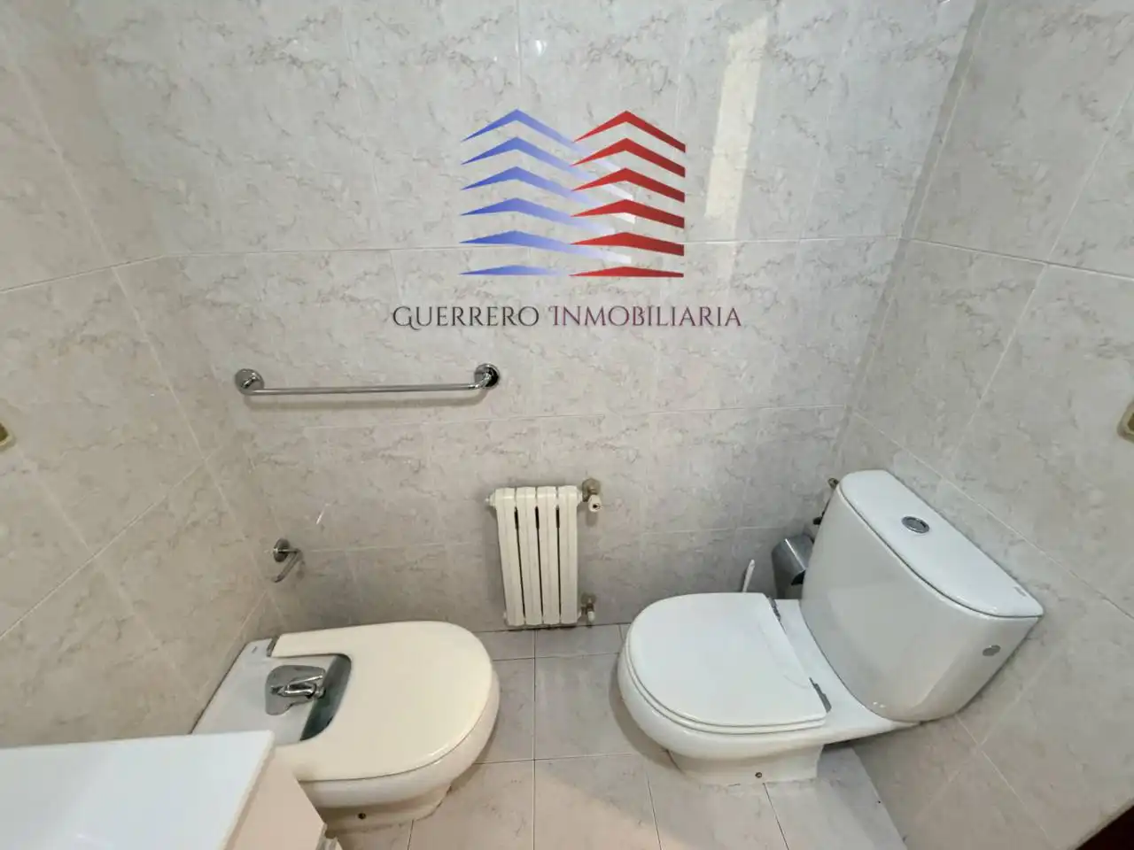 Badezimmer von Wohnungen zur Miete in Ourense Capital  mit Heizung, Parkett und Möbliert