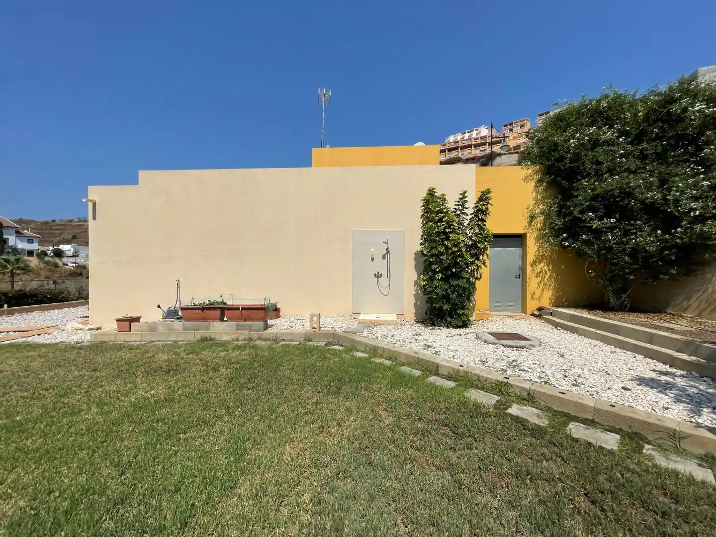 Vista exterior de Casa o xalet en venda en Torrox amb Aire condicionat, Jardí privat i Piscina